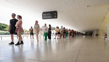 Visitantes lotam o Museu Oscar Niemeyer no primeiro dia do ano de entrada gratui
