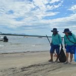 Trabalhadores da Sanepar realizam limpeza na Ilha das Peças — Foto: Governo do P