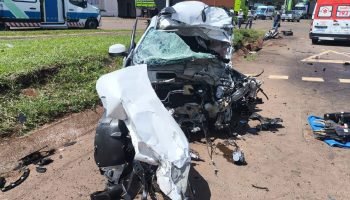 Imagens feitas no local mostram a destruição do carro — Foto: Foto: PRF