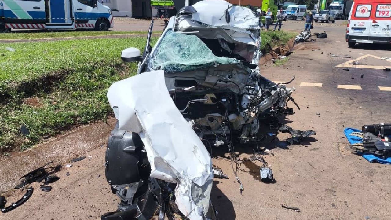 Imagens feitas no local mostram a destruição do carro — Foto: Foto: PRF