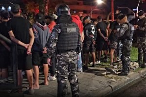 Briga entre torcidas em Curitiba — Foto: Reprodução/Rede Massa