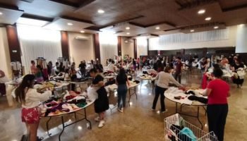 Foto: O bazar ocorre na Capela Santo Inácio de Loyola. (Foto: Cáritas Paraná)