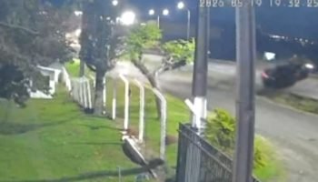 Após receber a ligação do filho, os pais saíram de carro para buscá-lo. — Foto:
