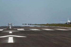 agentes da Polícia Federal em operação no aeroporto de Foz do Iguaçu com o uso d