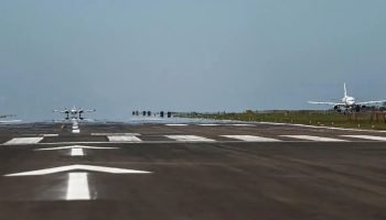 agentes da Polícia Federal em operação no aeroporto de Foz do Iguaçu com o uso d