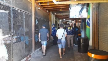 Corporação cumpriu mandados em vários locais da cidade argentina — Foto: Corpora