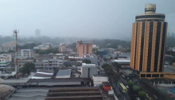 Foto: Vazão das Cataratas do Iguaçu. Gráfico: Copel