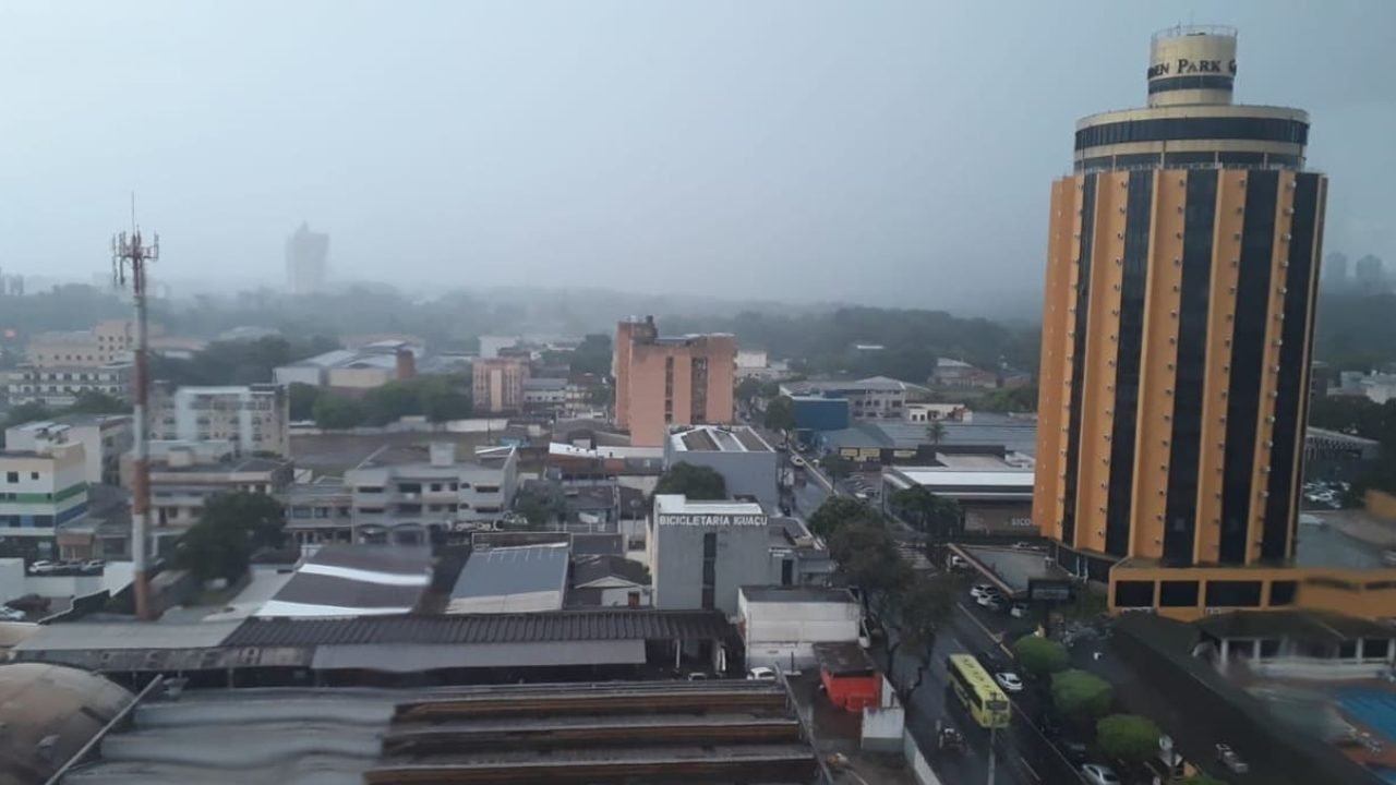 Foto: Vazão das Cataratas do Iguaçu. Gráfico: Copel