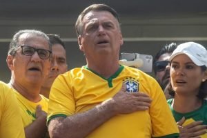 25fev2024-silas-malafaia-jair-bolsonaro-e-michelle-bolsonaro-cantam-o-hino-nacional-em-ato-na-paulista-1708891167133-v2-900x506-1