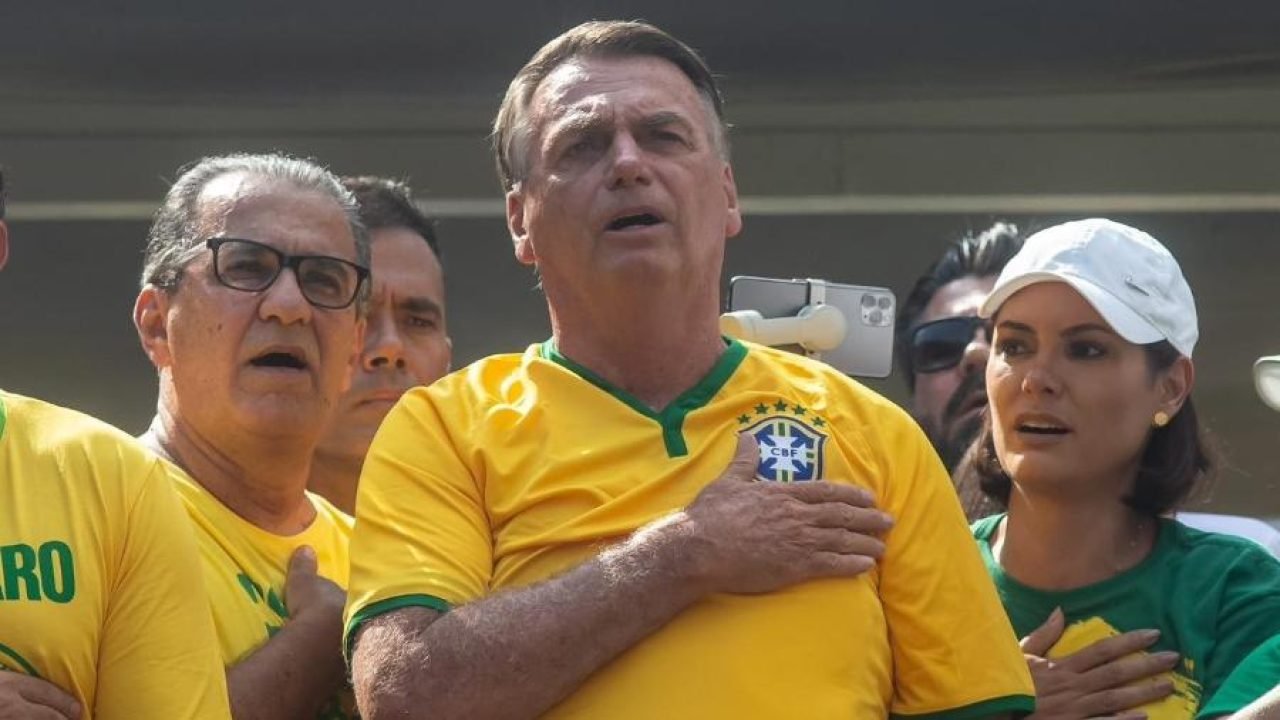 25fev2024-silas-malafaia-jair-bolsonaro-e-michelle-bolsonaro-cantam-o-hino-nacional-em-ato-na-paulista-1708891167133-v2-900x506-1