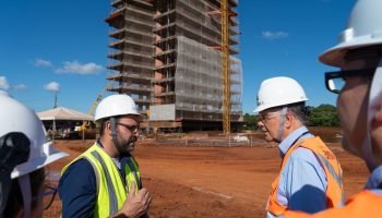 Diretoria de Itaipu visita obras do campus da Unila — Foto: H2FOZ