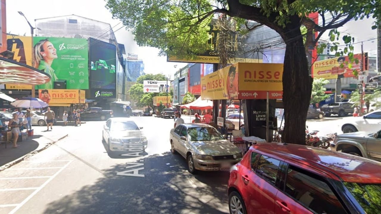 Turistas questionam preços abusivos de estacionamento no Paraguai — Foto: H2FOZ