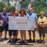 Momento da passagem da turista pelo Centro de Visitantes das Cataratas — Foto: M