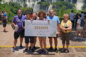 Momento da passagem da turista pelo Centro de Visitantes das Cataratas — Foto: M