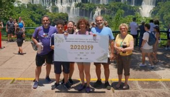 Momento da passagem da turista pelo Centro de Visitantes das Cataratas — Foto: M