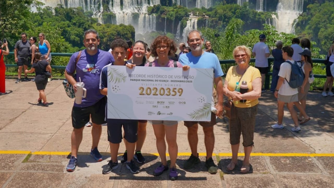 Momento da passagem da turista pelo Centro de Visitantes das Cataratas — Foto: M