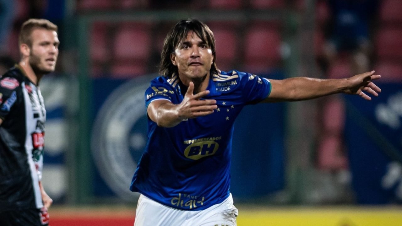 Ídolo do Cruzeiro deixa aposentadoria e assina com time boliviano — Foto: Bruno