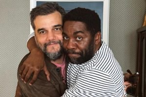 Foto: 1 de 1 foto colorida de Wagner Moura e Lázaro Ramos abraçados - metrópoles