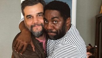 Foto: 1 de 1 foto colorida de Wagner Moura e Lázaro Ramos abraçados - metrópoles