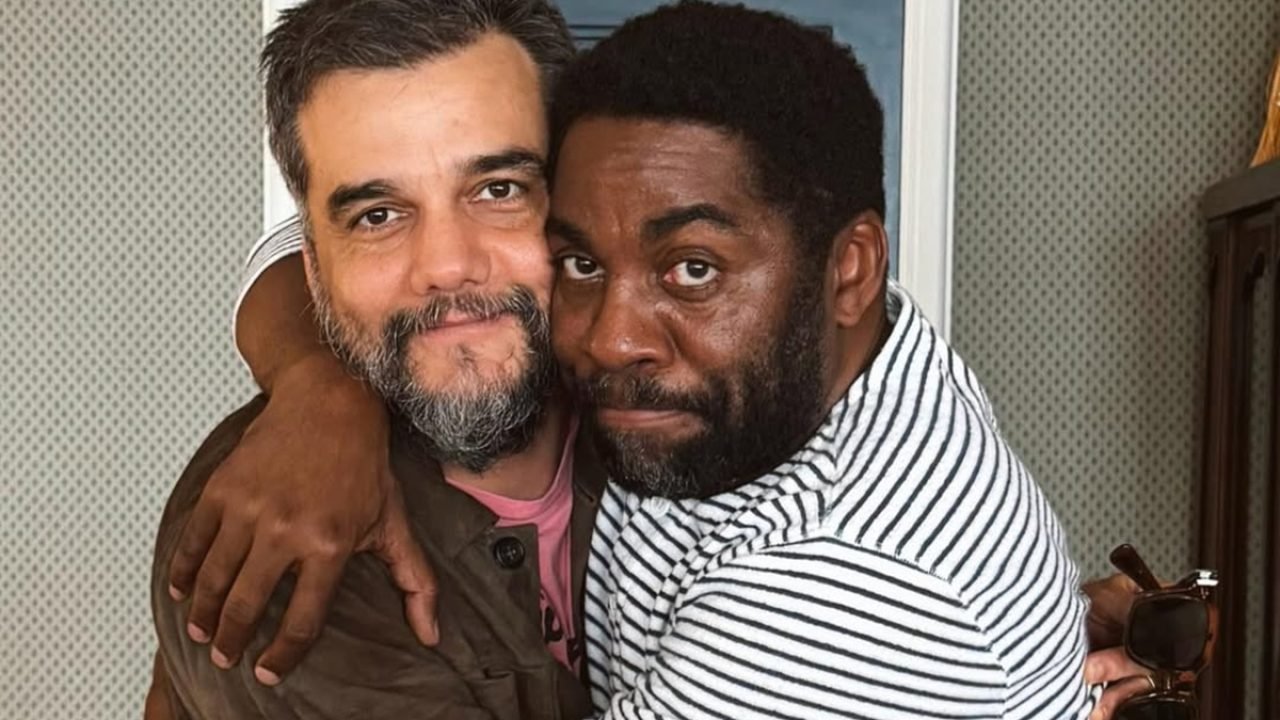 Foto: 1 de 1 foto colorida de Wagner Moura e Lázaro Ramos abraçados - metrópoles