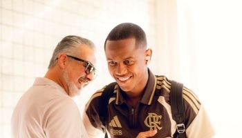 Wallace Yan com o executivo de futebol José Boto — Foto: Adriano Fontes / Flamen