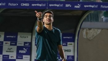 Abel Ferreira gesticula na vitória sobre o Mirassol — Foto: Cesar Greco/Palmeira