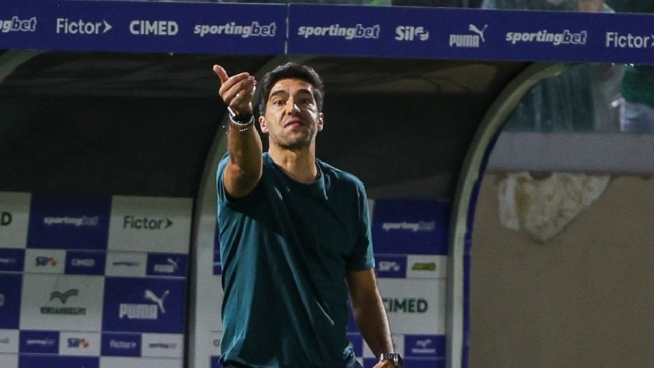 Abel Ferreira gesticula na vitória sobre o Mirassol — Foto: Cesar Greco/Palmeira