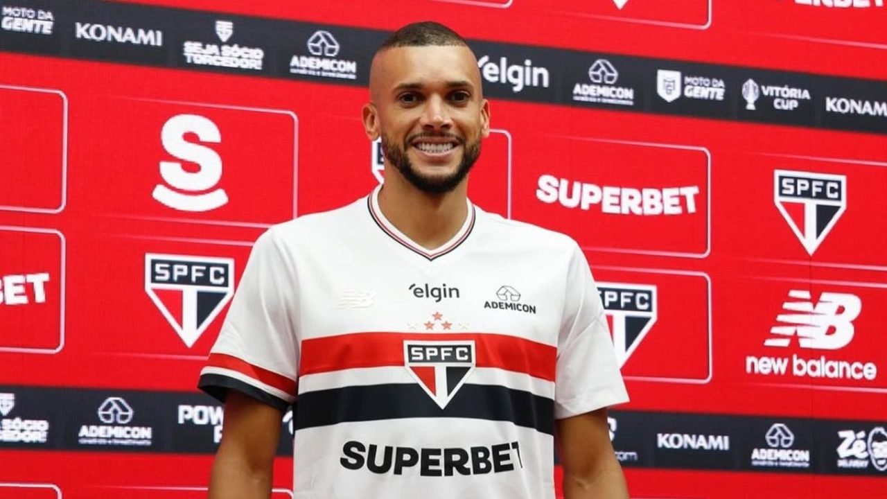 Dória durante apresentação como reforço do São Paulo — Foto: Rubens Chiri / São