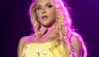 Pabllo Vittar é clicada durante sua apresentação no Festival Zepelim - Me — Foto