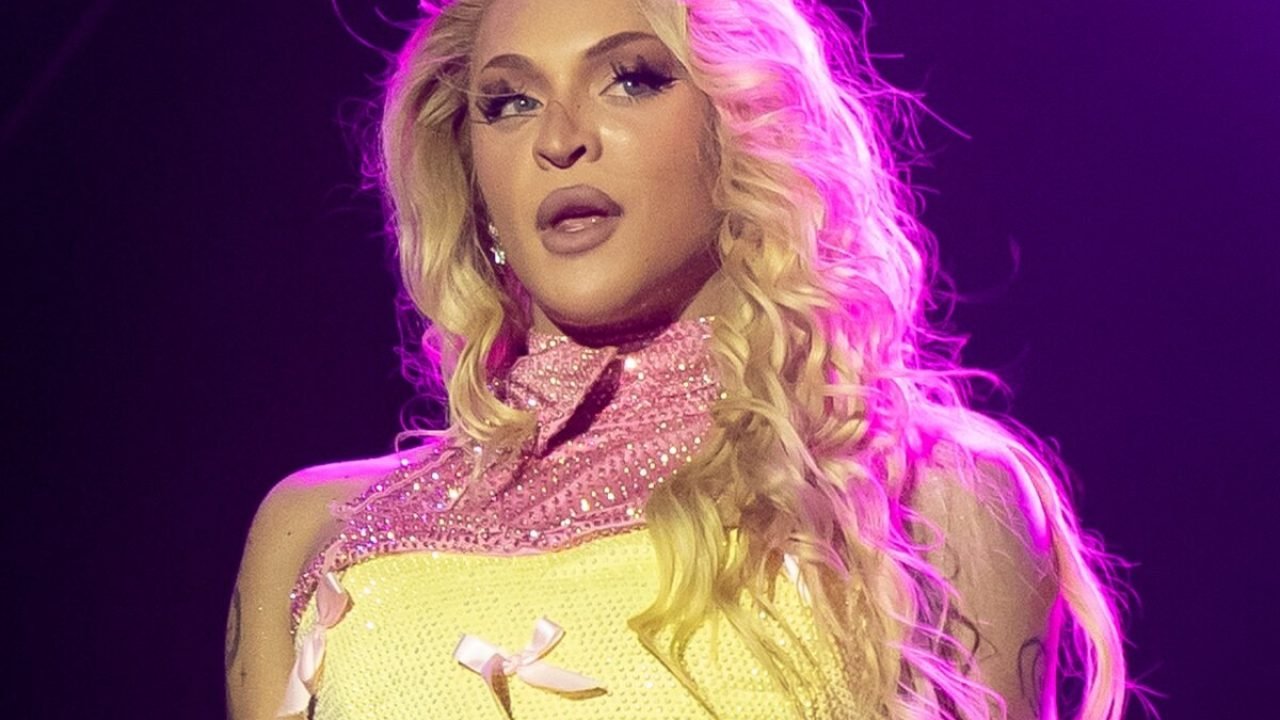 Pabllo Vittar é clicada durante sua apresentação no Festival Zepelim - Me — Foto