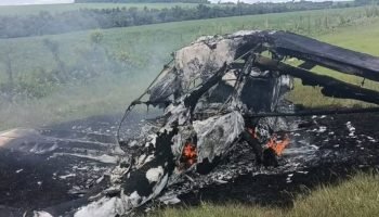 Aeronave brasileira incendiada no Paraguai — Foto: H2FOZ