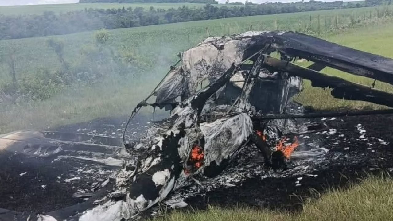 Aeronave brasileira incendiada no Paraguai — Foto: H2FOZ
