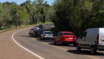 Fila na fronteira com a Argentina em Foz do Iguaçu — Foto: H2FOZ