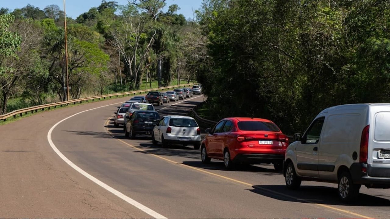 Fila na fronteira com a Argentina em Foz do Iguaçu — Foto: H2FOZ