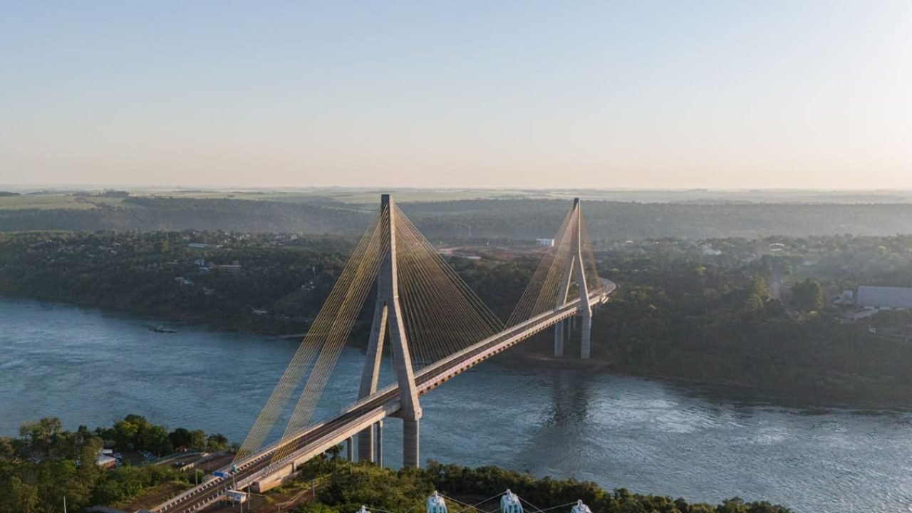 Caminhões vazios na Ponte da Integração — Foto: Comunicado divulgado pela aduana