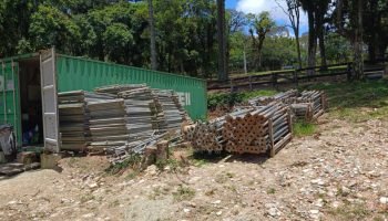 Carga de escoras metálicas recuperada — Foto: Governo do Paraná