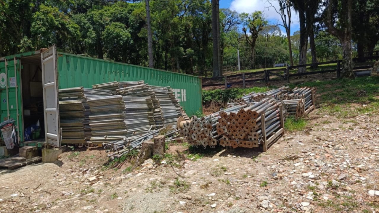 Carga de escoras metálicas recuperada — Foto: Governo do Paraná