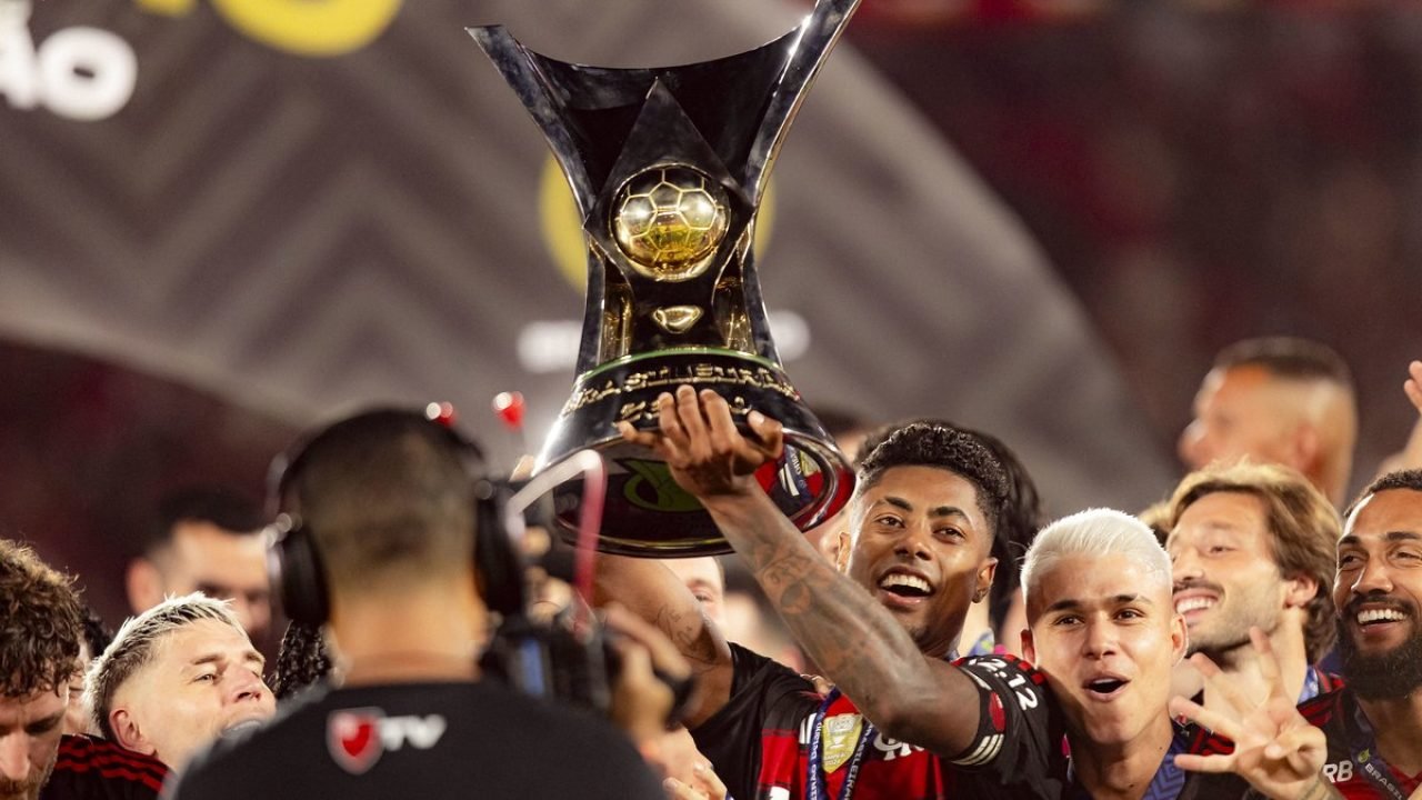 Bruno Henrique levanta taça do Brasileirão — Foto: Adriano Fontes/FlamengoBruno