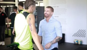 Pedrinho e Vegetti conversam em treino do Vasco — Foto: Matheus Lima/CRVGPedrinh