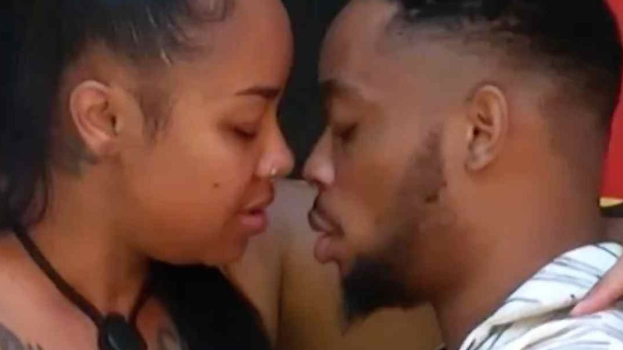 Participantes do Big Brother dão beijo quente — Foto: Metrópoles