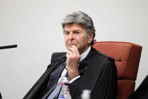 498906-fux-ameaca-plano-de-moraes-em-julgamento-de-bolsonaro