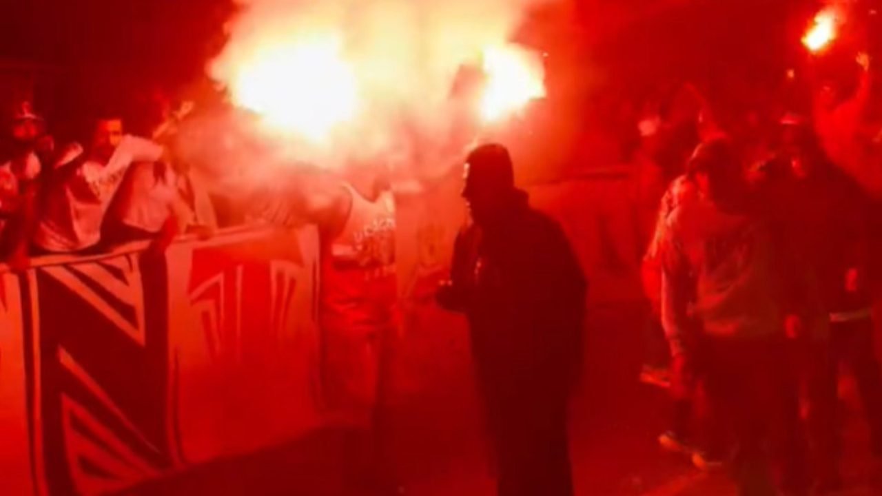 Torcida do São Paulo comemora o afastamento de Casares — Foto: Reprodução/X @som