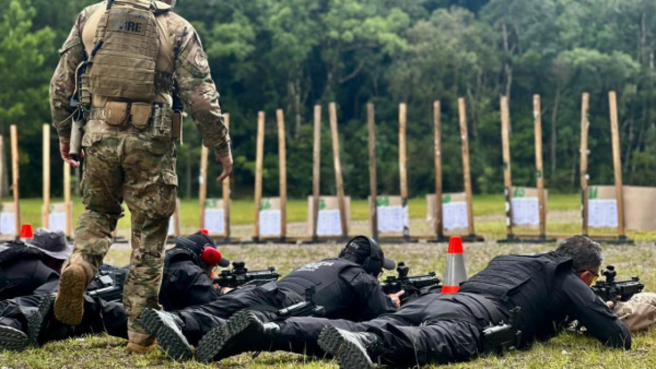Policiais civis durante treinamento — Foto: Governo do Paraná