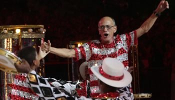 Foto: 1 de 1 Imagem colorida de Mestre Ciça no desfile do Unidos do Viradouro no