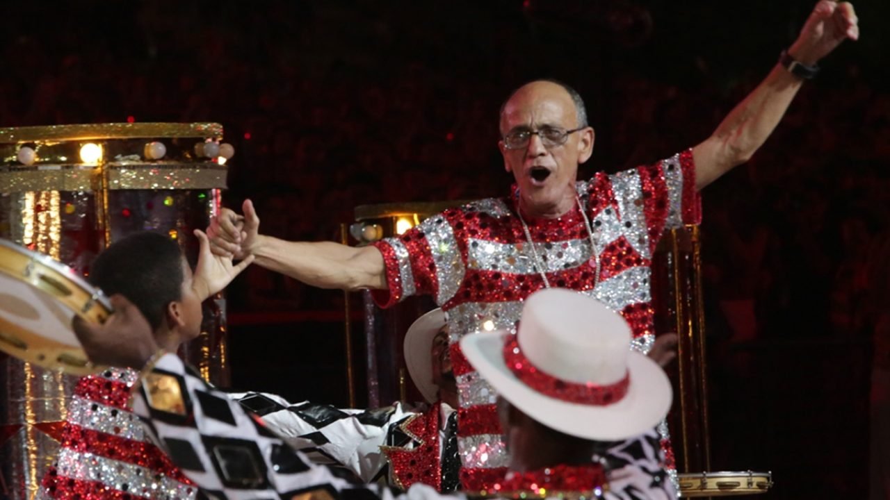 Foto: 1 de 1 Imagem colorida de Mestre Ciça no desfile do Unidos do Viradouro no