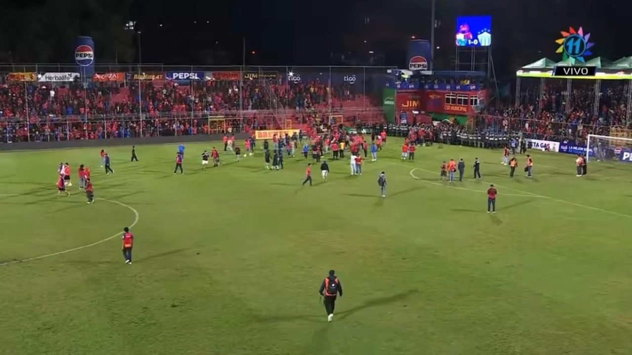 Final de torneio na Guatemala termina em confusão — Foto: Reprodução/X (@ThisIsL