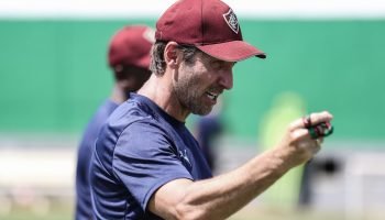 Luis Zubeldía na pré-temporada do Fluminense — Foto: LUCAS MERÇON / FLUMINENSE F