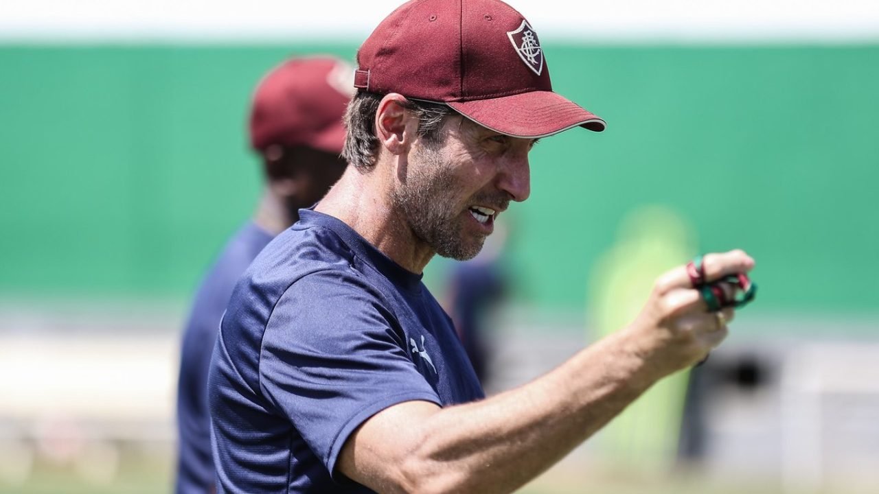 Luis Zubeldía na pré-temporada do Fluminense — Foto: LUCAS MERÇON / FLUMINENSE F