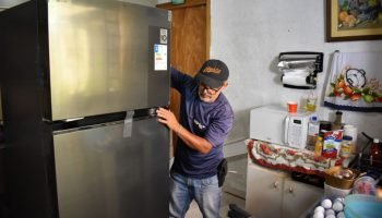 Geladeiras sendo trocadas pelo projeto 'Trocou, Economizou' — Foto: Governo do P