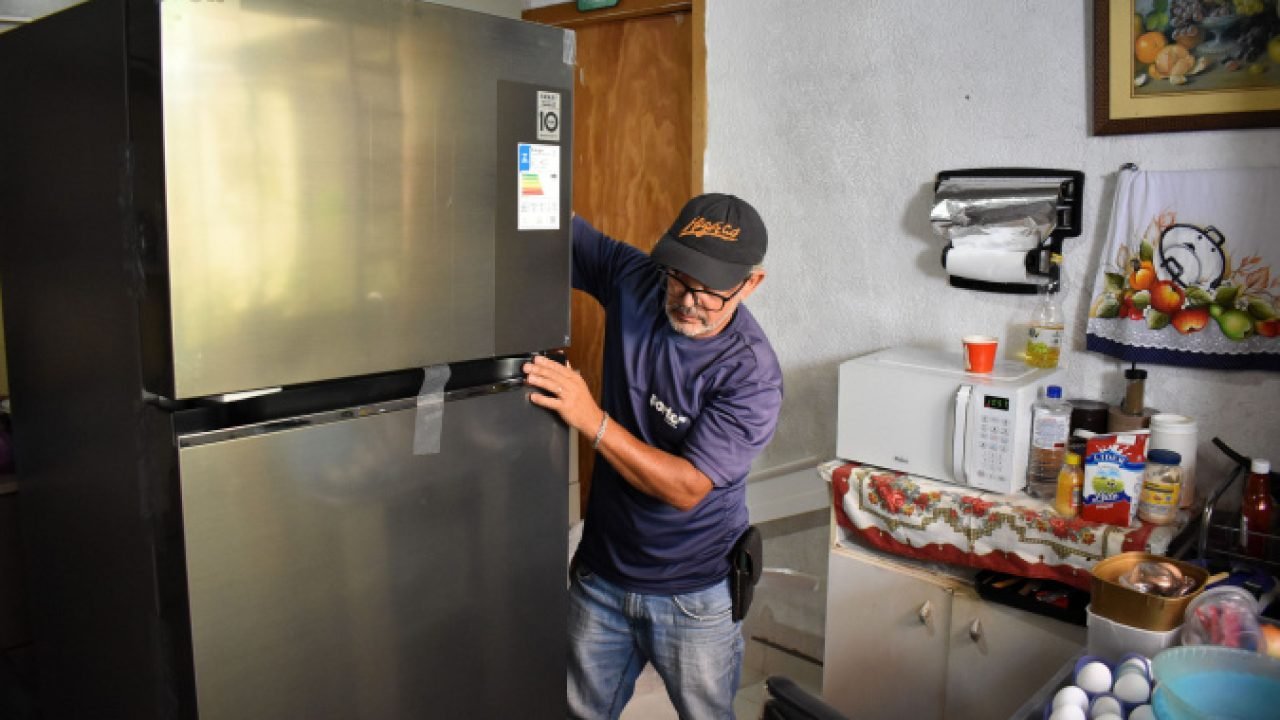 Geladeiras sendo trocadas pelo projeto 'Trocou, Economizou' — Foto: Governo do P